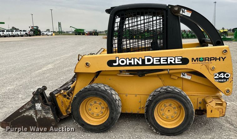 image for item NX9735 2004 John Deere 240 Series II  skid steer loader
