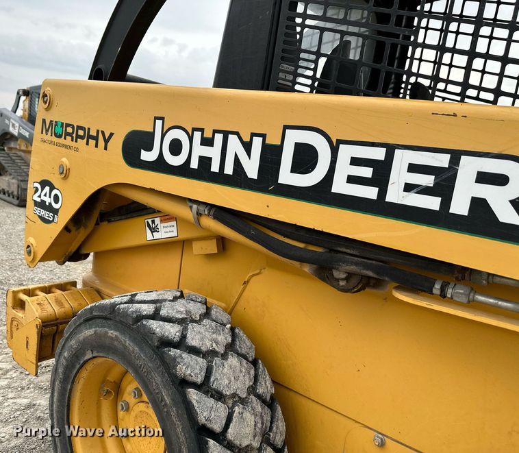 image for item NX9735 2004 John Deere 240 Series II  skid steer loader