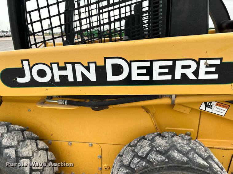 image for item NX9735 2004 John Deere 240 Series II  skid steer loader