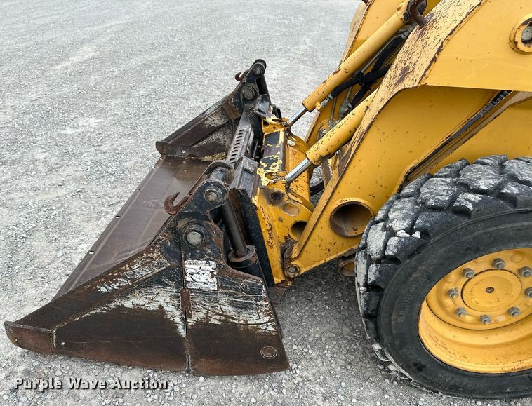 image for item NX9735 2004 John Deere 240 Series II  skid steer loader