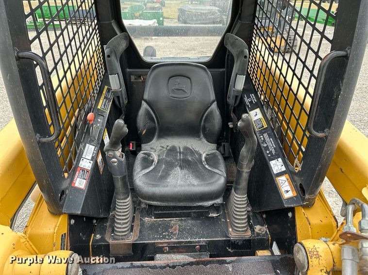 image for item NX9735 2004 John Deere 240 Series II  skid steer loader