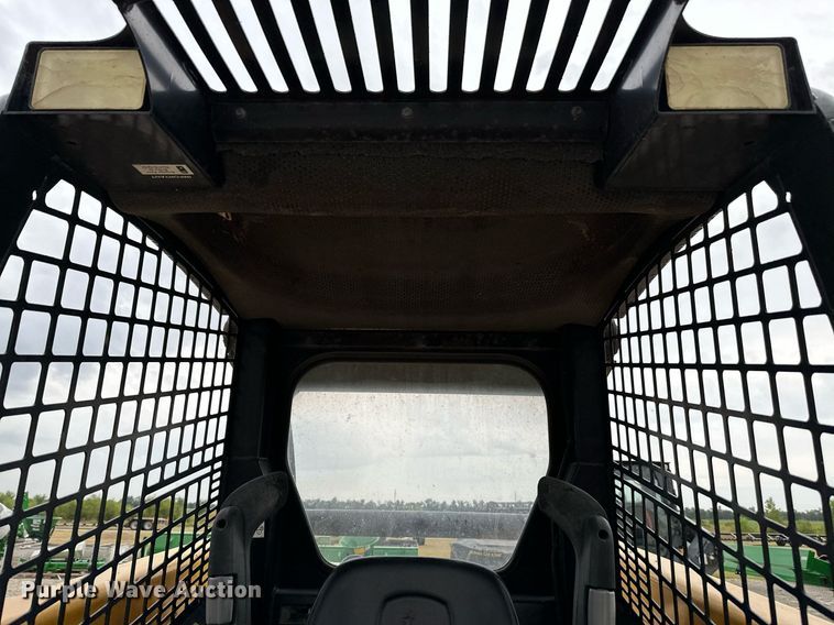 image for item NX9735 2004 John Deere 240 Series II  skid steer loader