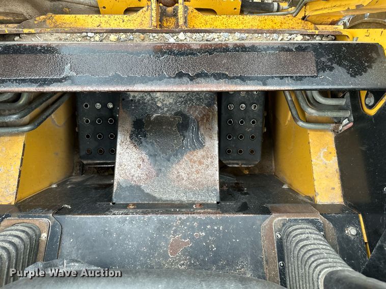 image for item NX9735 2004 John Deere 240 Series II  skid steer loader