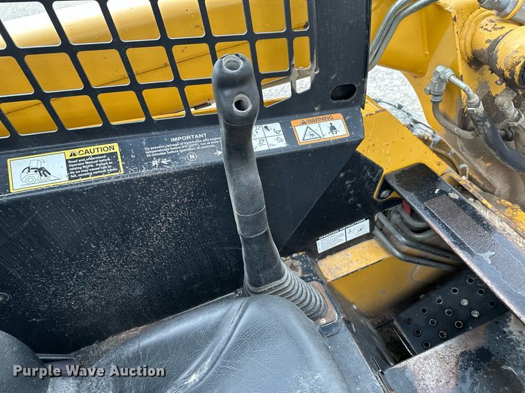 image for item NX9735 2004 John Deere 240 Series II  skid steer loader