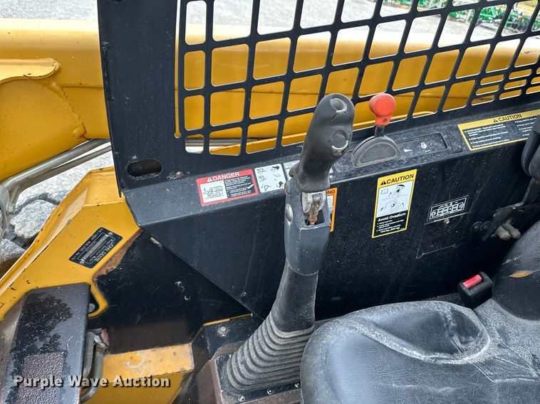image for item NX9735 2004 John Deere 240 Series II  skid steer loader