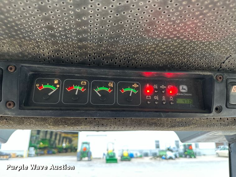 image for item NX9735 2004 John Deere 240 Series II  skid steer loader