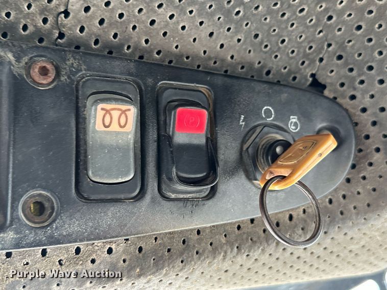 image for item NX9735 2004 John Deere 240 Series II  skid steer loader