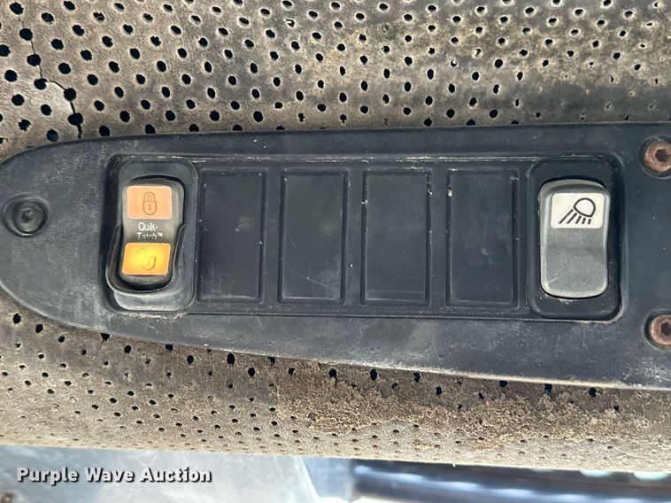 image for item NX9735 2004 John Deere 240 Series II  skid steer loader