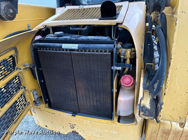 image for item NX9735 2004 John Deere 240 Series II  skid steer loader