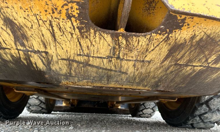 image for item NX9735 2004 John Deere 240 Series II  skid steer loader