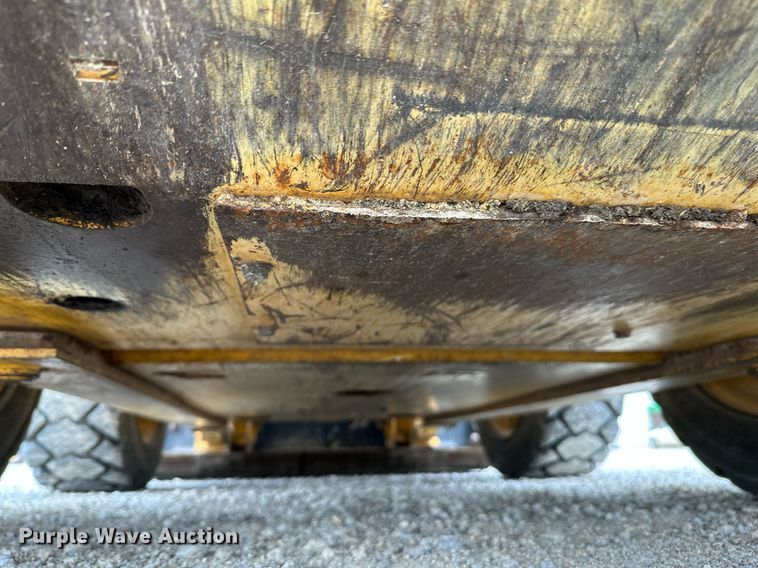 image for item NX9735 2004 John Deere 240 Series II  skid steer loader