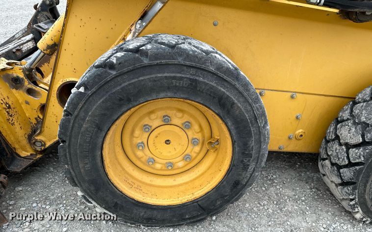 image for item NX9735 2004 John Deere 240 Series II  skid steer loader