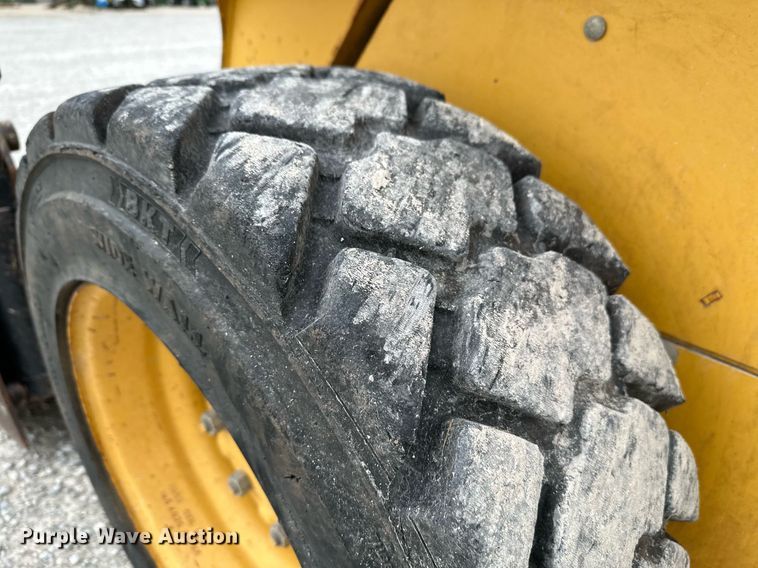 image for item NX9735 2004 John Deere 240 Series II  skid steer loader