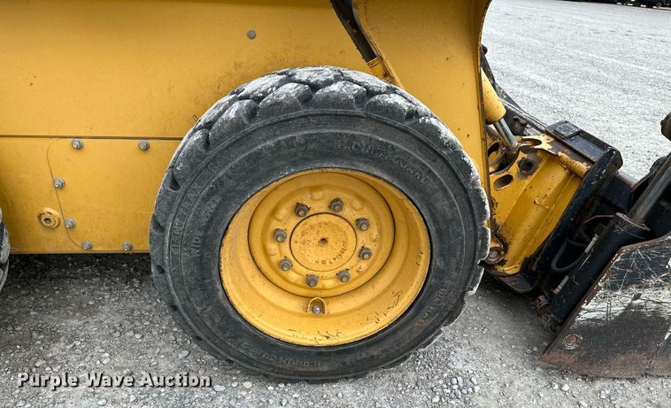 image for item NX9735 2004 John Deere 240 Series II  skid steer loader