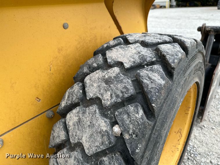 image for item NX9735 2004 John Deere 240 Series II  skid steer loader