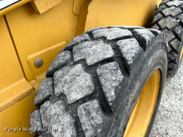 image for item NX9735 2004 John Deere 240 Series II  skid steer loader