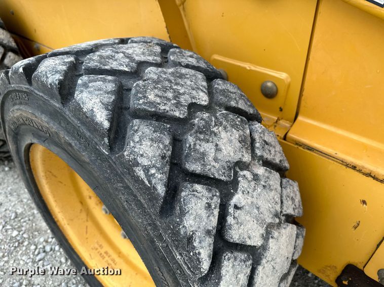 image for item NX9735 2004 John Deere 240 Series II  skid steer loader