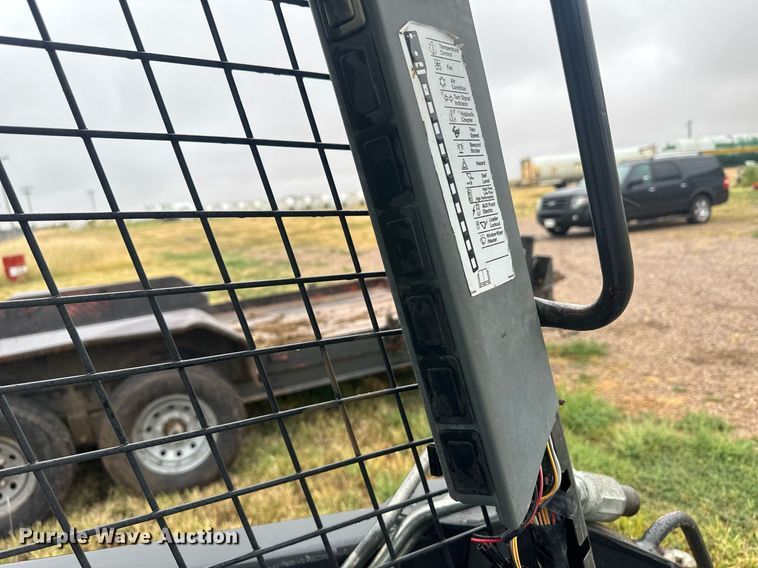 image for item OC9485 2012 New Holland L220  skid steer loader