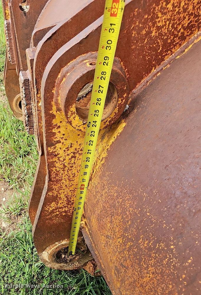 image for item OG9339 138"W bucket