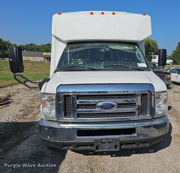 image for item DN8630 2017 Ford E450 Super Duty  shuttle bus