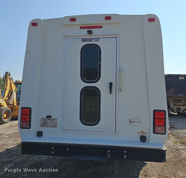 image for item DN8630 2017 Ford E450 Super Duty  shuttle bus