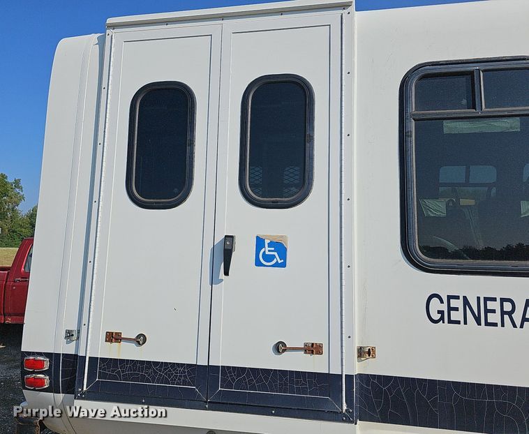 image for item DN8630 2017 Ford E450 Super Duty  shuttle bus