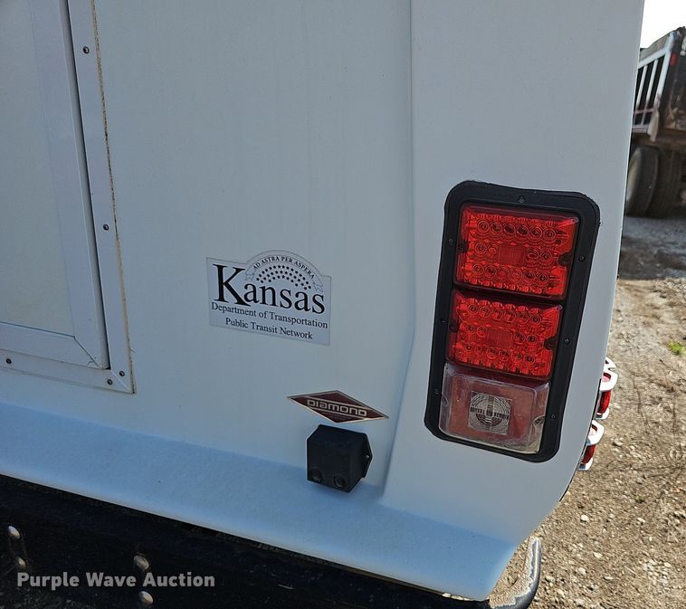 image for item DN8630 2017 Ford E450 Super Duty  shuttle bus