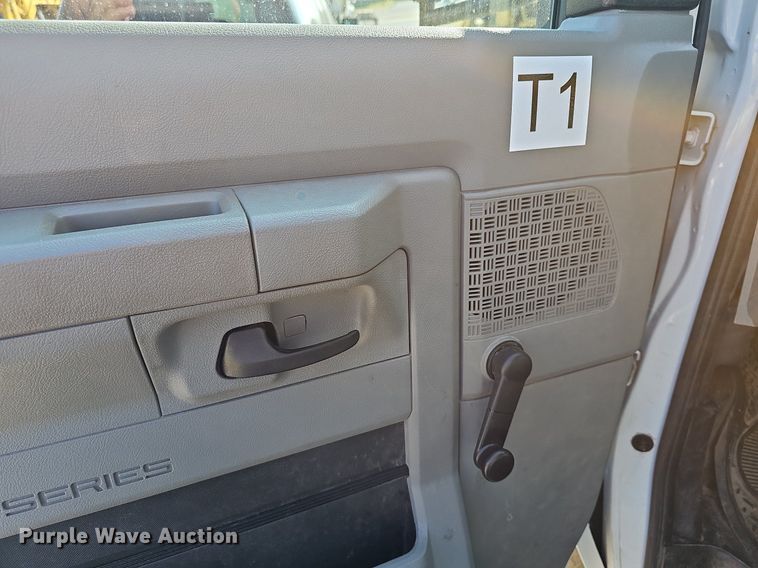 image for item DN8630 2017 Ford E450 Super Duty  shuttle bus