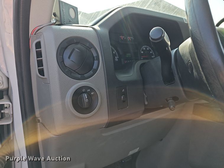 image for item DN8630 2017 Ford E450 Super Duty  shuttle bus