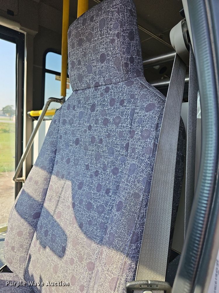 image for item DN8630 2017 Ford E450 Super Duty  shuttle bus