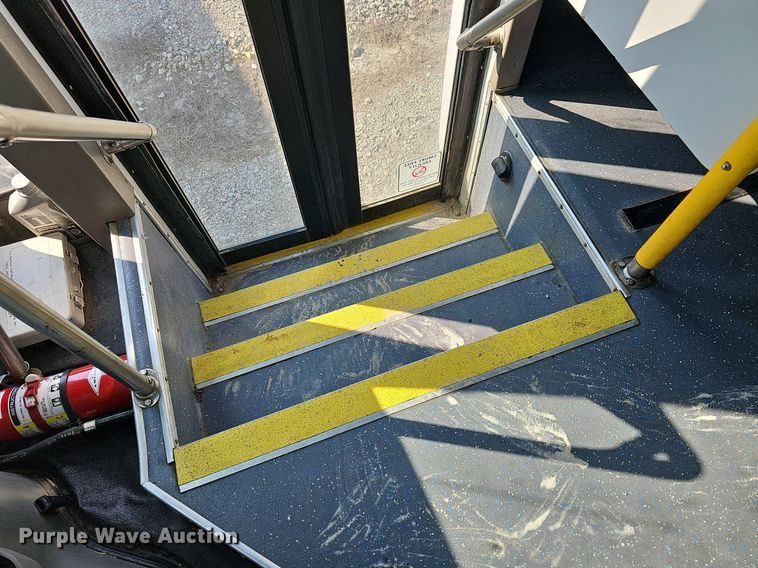 image for item DN8630 2017 Ford E450 Super Duty  shuttle bus