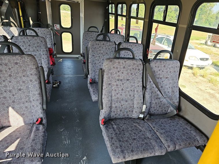 image for item DN8630 2017 Ford E450 Super Duty  shuttle bus