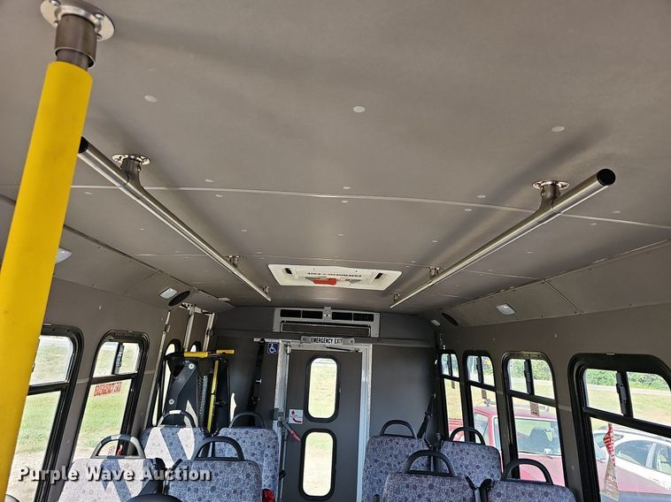 image for item DN8630 2017 Ford E450 Super Duty  shuttle bus