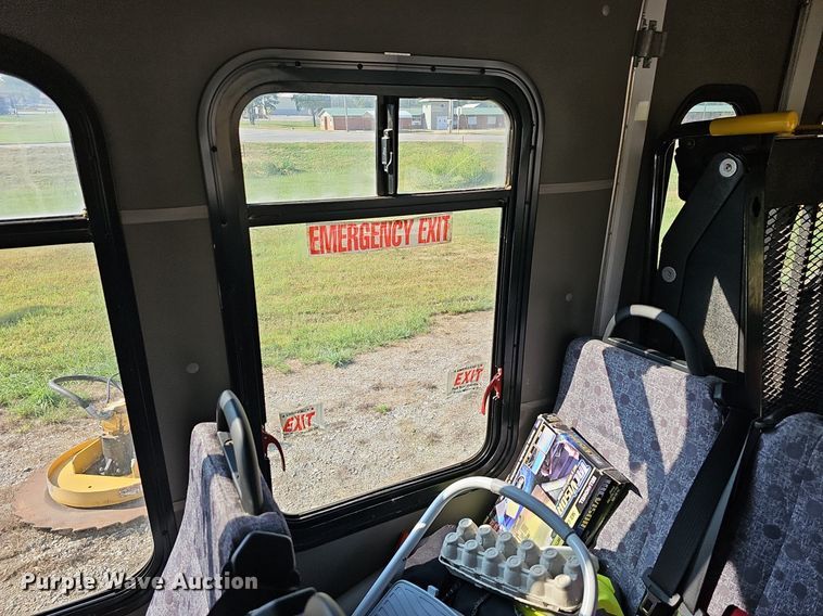 image for item DN8630 2017 Ford E450 Super Duty  shuttle bus