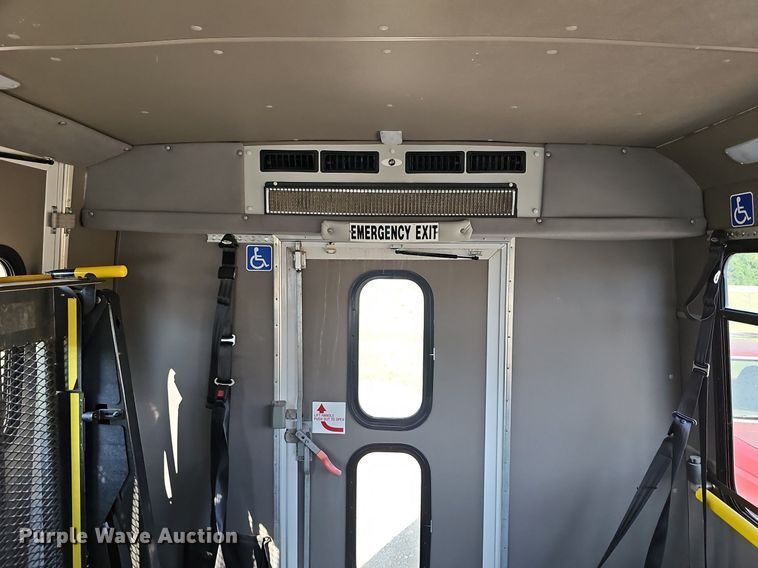 image for item DN8630 2017 Ford E450 Super Duty  shuttle bus