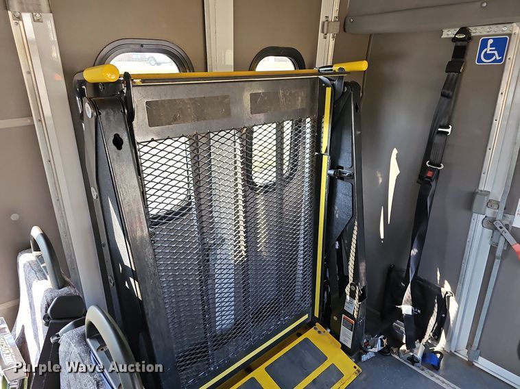 image for item DN8630 2017 Ford E450 Super Duty  shuttle bus