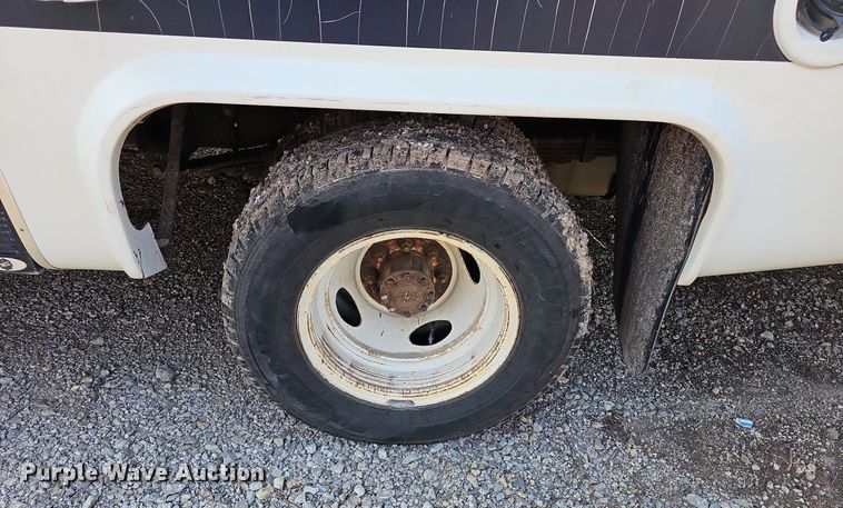 image for item DN8630 2017 Ford E450 Super Duty  shuttle bus