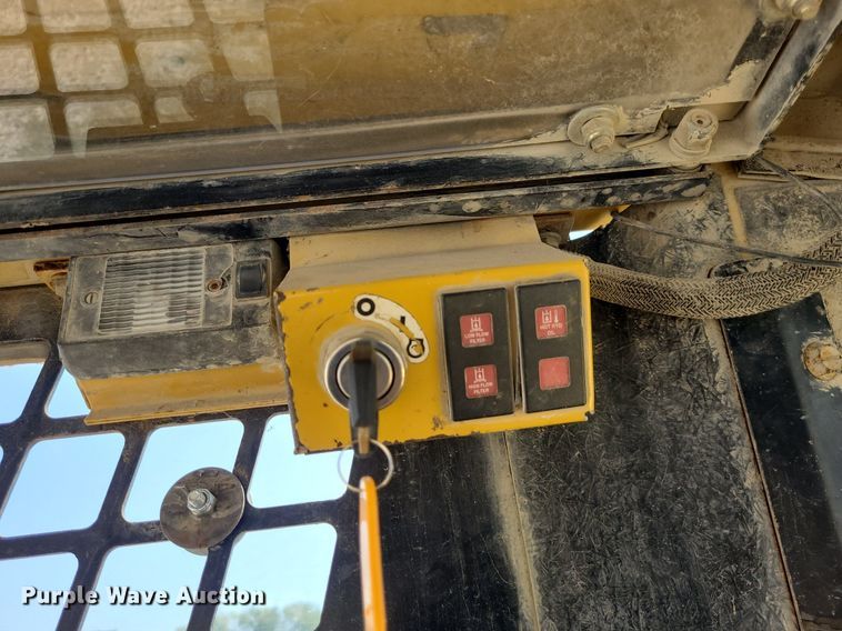 image for item DN8633 2000 ASV Posi-Track 4810  tracked skid steer loader