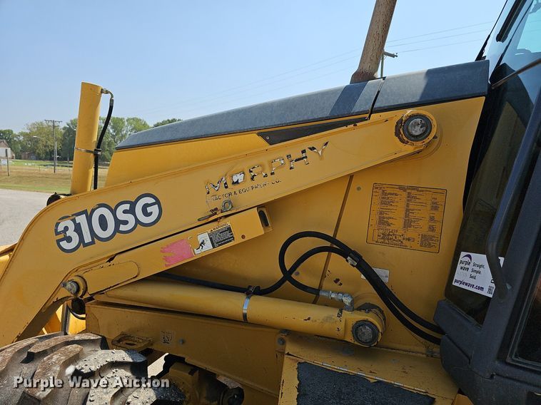 image for item DN8693 2003 John Deere 310SG  backhoe