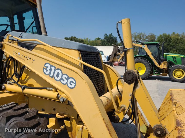 image for item DN8693 2003 John Deere 310SG  backhoe