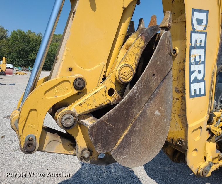 image for item DN8693 2003 John Deere 310SG  backhoe