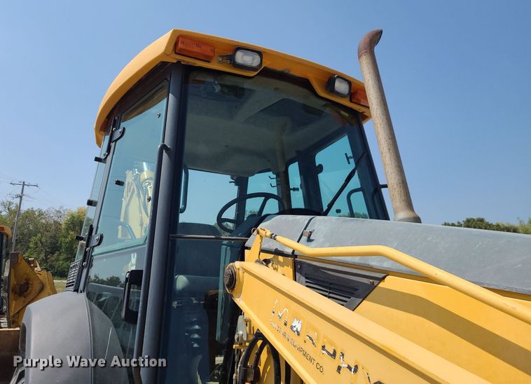 image for item DN8693 2003 John Deere 310SG  backhoe