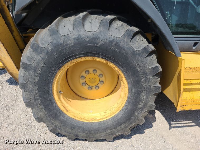 image for item DN8693 2003 John Deere 310SG  backhoe