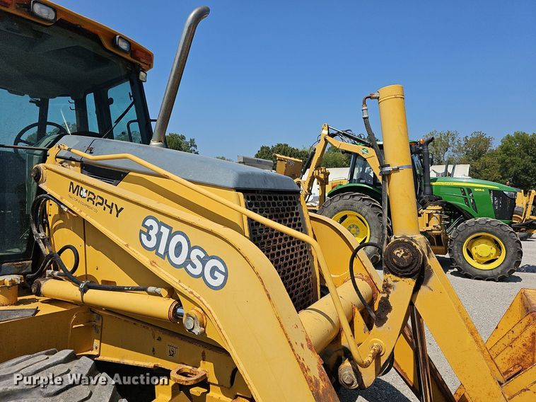 image for item DN8694 2005 John Deere 310SG  backhoe