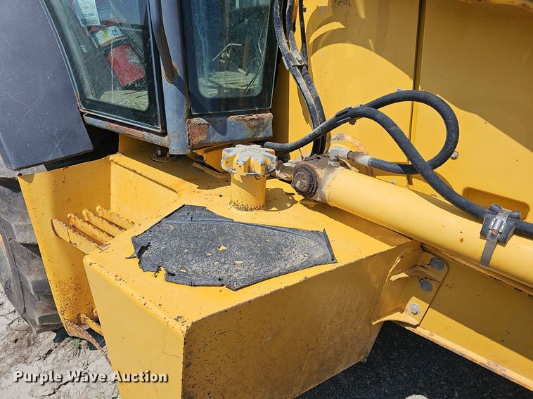 image for item DN8694 2005 John Deere 310SG  backhoe