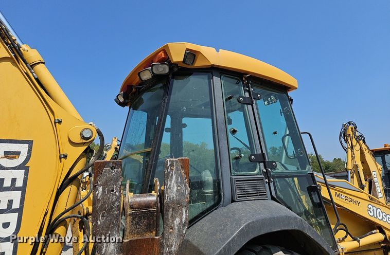 image for item DN8694 2005 John Deere 310SG  backhoe