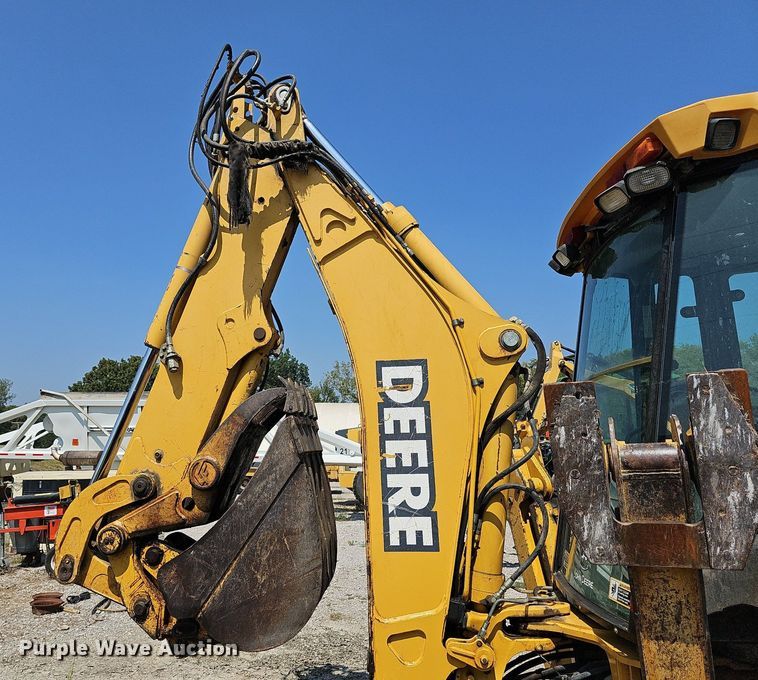 image for item DN8694 2005 John Deere 310SG  backhoe