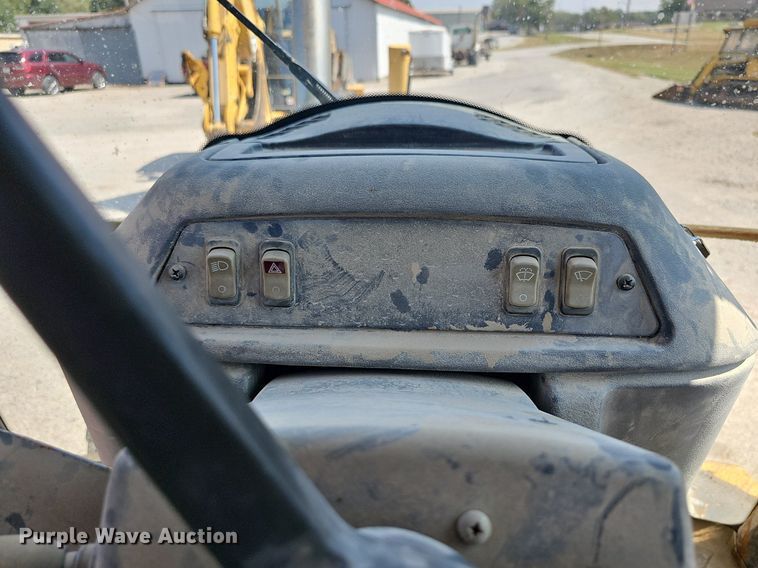 image for item DN8694 2005 John Deere 310SG  backhoe