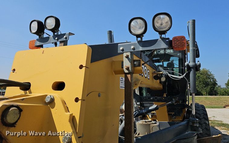 image for item DN8719 2010 John Deere 670G  motor grader