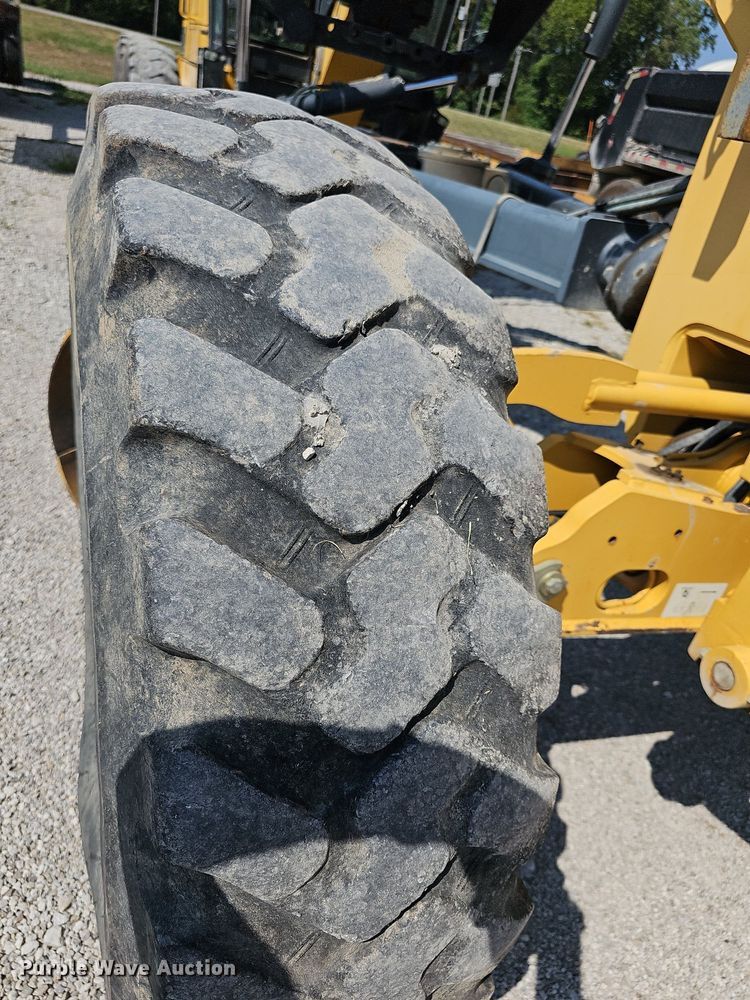 image for item DN8719 2010 John Deere 670G  motor grader